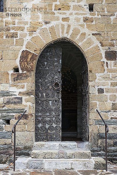 Kirchentür mit traditionellen Schmiedeeisenarbeiten in den östlichen Pyrenäen.