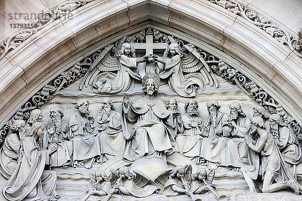 Skulptur des Tympanons der Kirche St. Peter und St. Paul