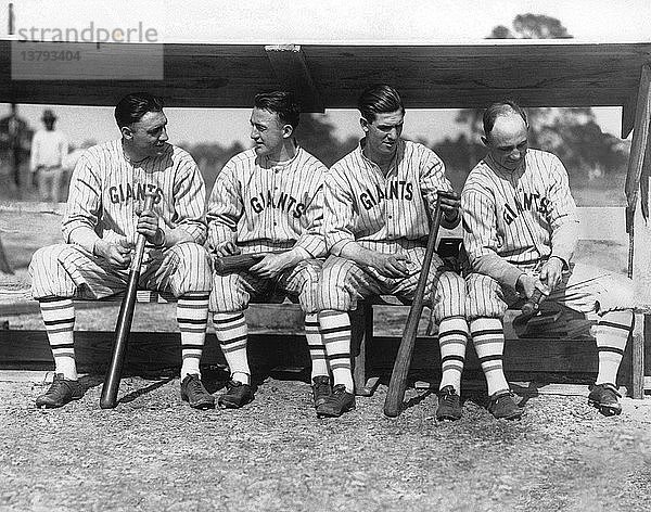 New York  New York: 1924 Vier Mitglieder des Baseballteams der NY Giants von 1924 sitzen auf einer Bank und halten ihre Schläger. L-R: George Kelly  Frankie Frisch  Travis Jackson  Heinie Groh.