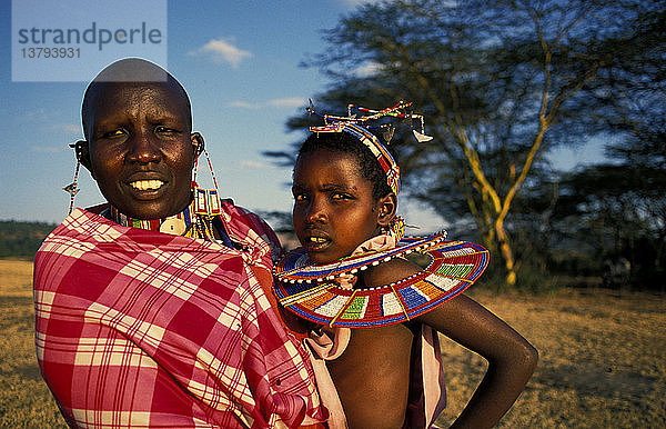 Maasai Frau Narygunkishon und Kind  Mädchen  Gunasai Masai Mara  Kenia