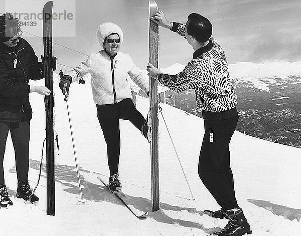 Jasper National Park  Alberta  Kanada: ca. 1963 Zwei Frauen wachsen ihre Skier vor der Abfahrt auf der Skipiste.