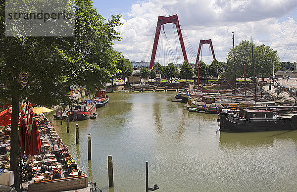 Historische Boote und Restaurants am Wasser  Oude Haven  Rotterdam  Niederlande