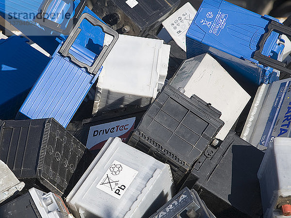 Autobatterien im Müllcontainer zum Recycling