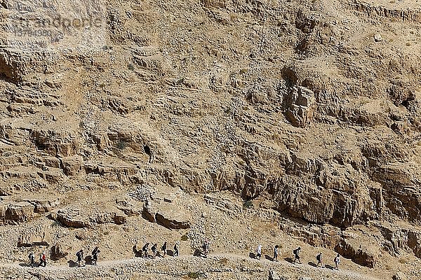 Pilgerreise im heiligen Land  Pilger wandern im Wadi Qelt Tal.
