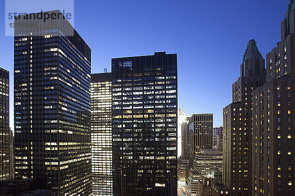 Beleuchtete Gebäude in der Abenddämmerung in Downtown Manhattan mit Blick nach Norden  New York City  New York State  USA