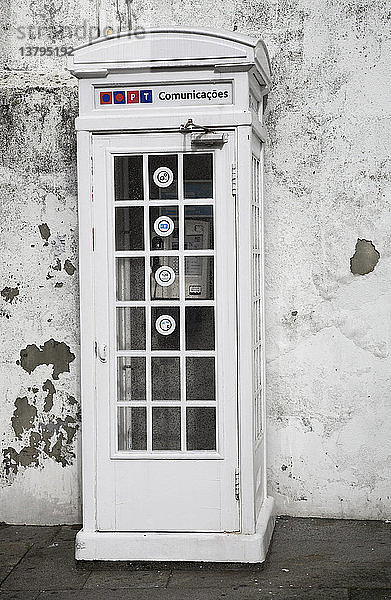 Weiße öffentliche Telefonzelle  Viano do Castelo  Portugal