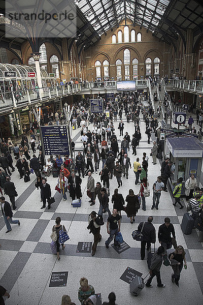 Überfüllte Bahnhofshalle  Bahnhof Liverpool Street  London  England