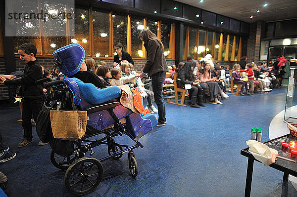 Weihnachtsfeier in einer katholischen Kirche. Behinderte Menschen