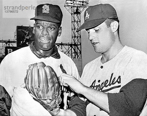 St. Louis  MIssouri: 18. September 1963 Der Pitcher der St. Louis Cardinals  Bob Gibson (links)  und der Pitcher der Los Angeles Dodgers  Pete Richert (rechts)  werden heute Abend im letzten Spiel einer Serie von drei Spielen gegeneinander antreten.