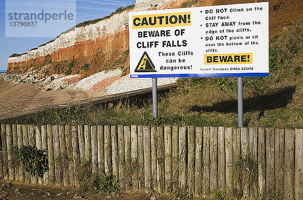 Schild Vorsicht  Klippensturz in Hunstanton  Norfolk  England