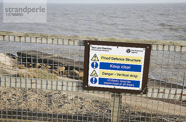 Hinweis auf das Küstenschutzbauwerk in East Lane  Bawdsey  Suffolk  England
