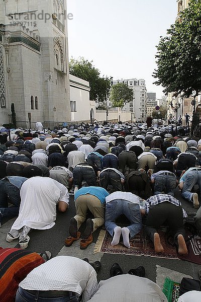 Muslime in der Großen Moschee in Paris beim Aid El-Fitr-Fest.