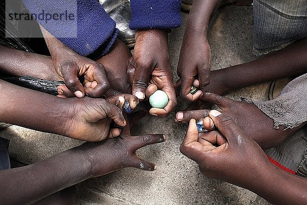 Kinder spielen Murmeln  Nairobi  Kenia.