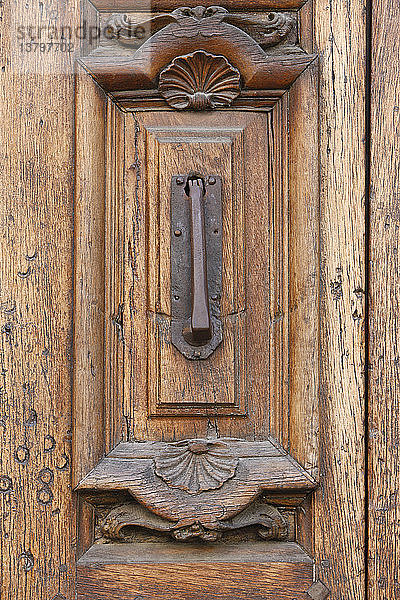 Die Tür der Minimes-Kirche in Avignon.