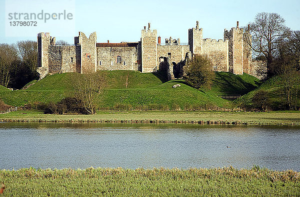 Vorhangmauern von Framlingham Castle mit Blick über das Mere  Suffolk