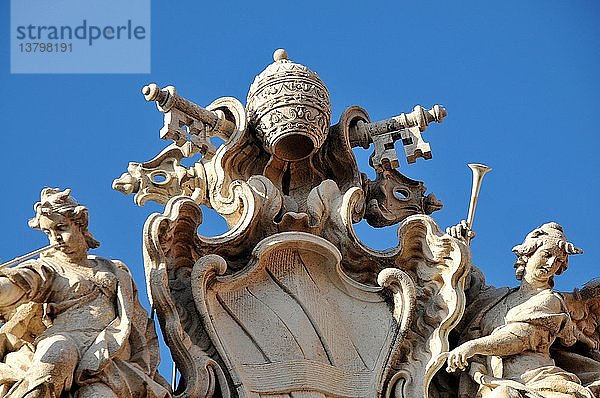 Rom  Hauptstadt von Italien  Der Trevi-Brunnen  Detail Wappen des Papstes Clemens II.