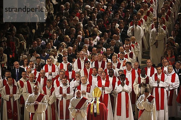 Katholische Priesterweihe in der Kathedrale von Notre Dame.