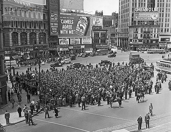 New York  New York: Mai 1938: WPA-Streikposten versammeln sich am Columbus Circle  nachdem sie auf der Columbus Avenue gegen die Politik der Work Progress Administration protestiert haben.