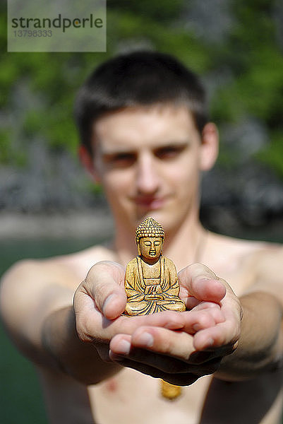Mann mit Buddha-Statue