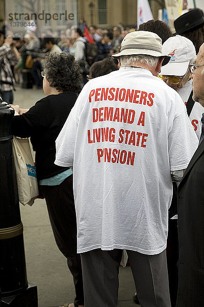 Marsch zum 1. Mai und Kundgebung am Trafalgar Square  Rentnerprotest gegen niedrige staatliche Renten