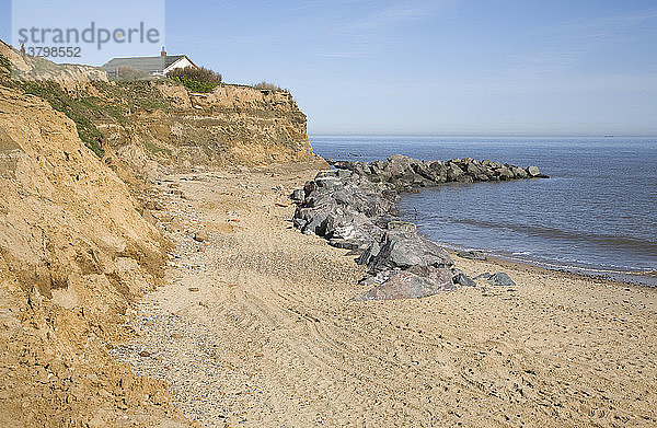 Felsenpanzer zum Schutz der weichen  bröckelnden Klippen  Happisburgh  Norfolk  England