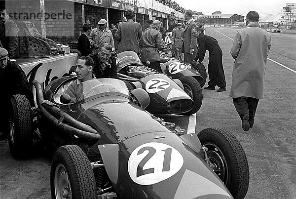 Jack Fairman im Vordergrund in einer Reihe von B Type Connaughts in den Boxen  British Grand Prix  Silverstone  England 1956.