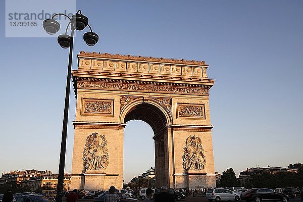Arc de Triomphe (Triumphbogen)  Paris  Frankreich.