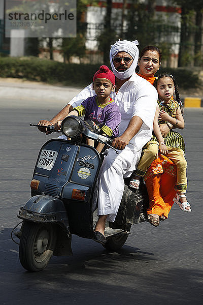 Sikh-Familie auf einem Motorroller