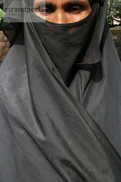 Frau trägt eine schwarze islamische Burka
