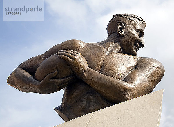 Ein Denkmal für die englische Rugby-Legende Prinz Alexander Obolensky  Cromwell Square  Ipswich  Suffolk  England