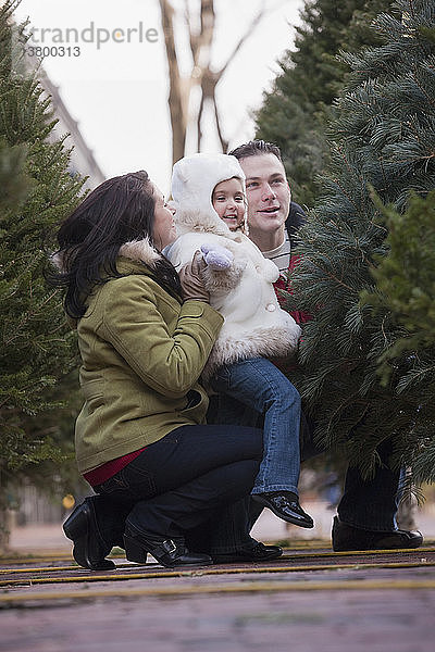Familie sucht einen Weihnachtsbaum aus