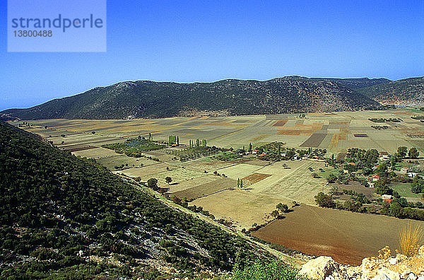 Dorf Bezirgan und Ackerland in flachem Land auf ehemaligem Seebett  nahe Kalkan  Türkei