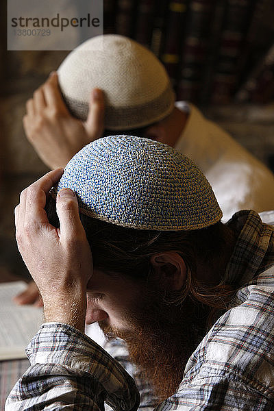 Studenten studieren Kabbala in einer Jeschiwa