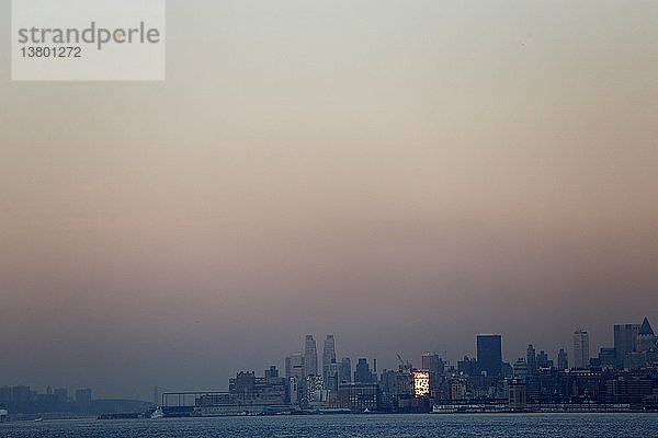 Die Skyline von Manhattan vom Hudson River aus.