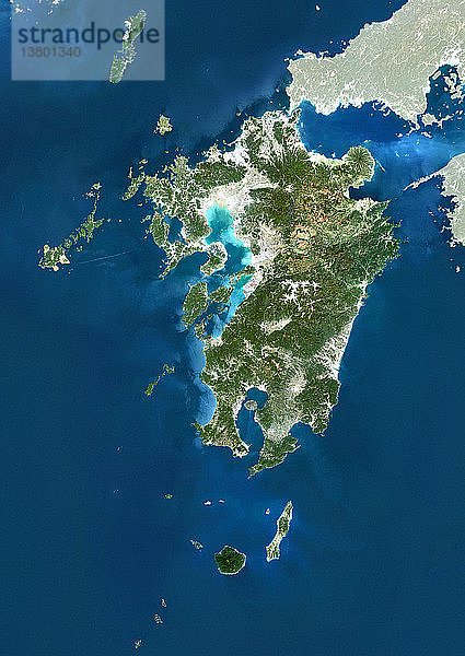 Satellitenbild der Region Kyushu  Japan. Dieses Bild wurde aus Daten zusammengestellt  die von den Satelliten LANDSAT 5 und 7 erfasst wurden.