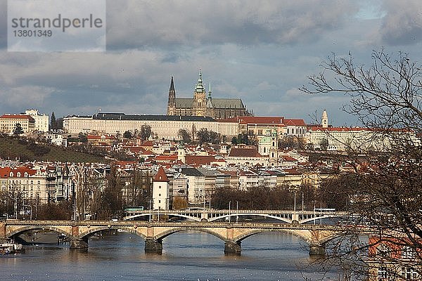 St.-Veits-Dom  Prager Burg und Moldau  Prag  Tschechische Republik.