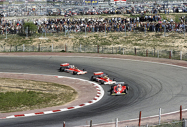 Niki Lauda im No1 Ferrari 312T2 vor James Hunt und Jochen Mass in den McLarens. GP von Spanien in Jarama  Spanien  2. Mai 1976.