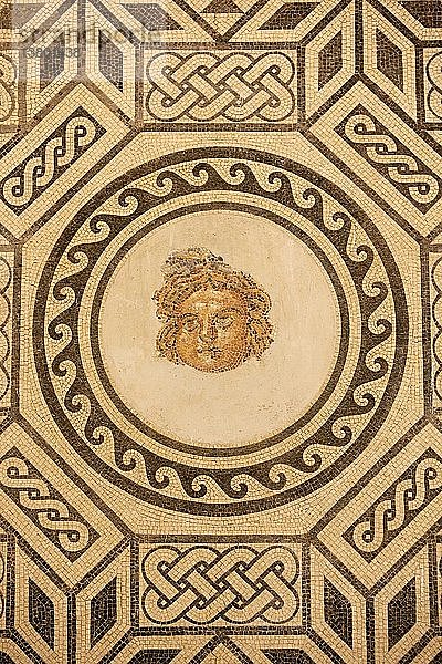 Medusa  römisches Mosaik (2. Jahrhundert)  ausgestellt im Alcazar von Córdoba.