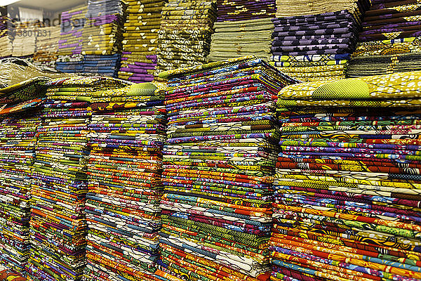Afrikanisches Textilgeschäft mit Stapeln von bunten Stoffen Petticoat Lane  East End  London