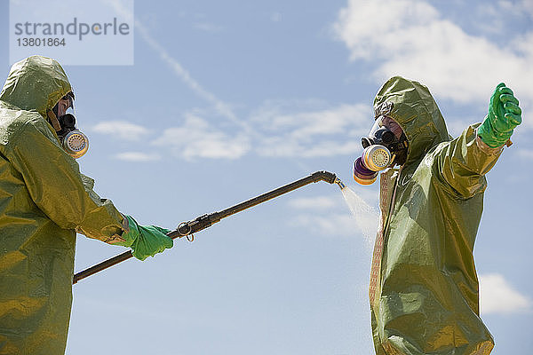 HazMat-Feuerwehrmann erhält Dekontaminationswäsche