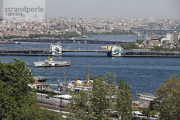 Das Goldene Horn vom Topkapi-Palast aus gesehen  Istanbul  Türkei.