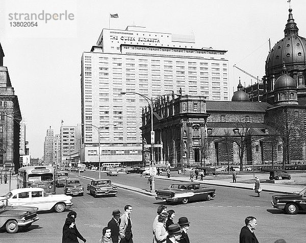 Montreal  Quebec  Kanada: ca. 1959 Eine Szene in Montreal. Rechts ist die Kathedrale Maria Königin der Welt zu sehen  und im Hintergrund erhebt sich Kanadas neuestes und modernstes Hotel  das Queen Elizabeth.