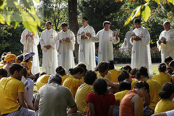 Italienische Priester und Pigrims im Retiro-Park während des Weltjugendtags