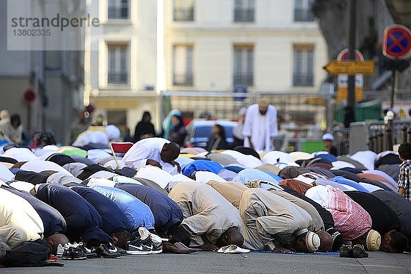 Muslime beim Gebet vor der Großen Moschee in Paris am Aid El-Fitr-Fest.