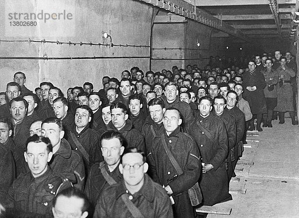 Maginot-Linie  Frankreich: 27. März 1940: Französische und britische Soldaten  die an der Maginot-Linie eingesetzt sind  nehmen während des Zweiten Weltkriegs an der Heiligen Messe teil.