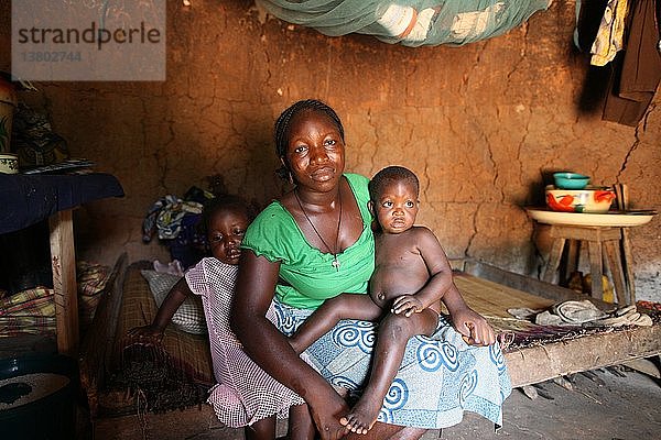 Frau und Kinder in einer afrikanischen Hütte  Tori  Benin.