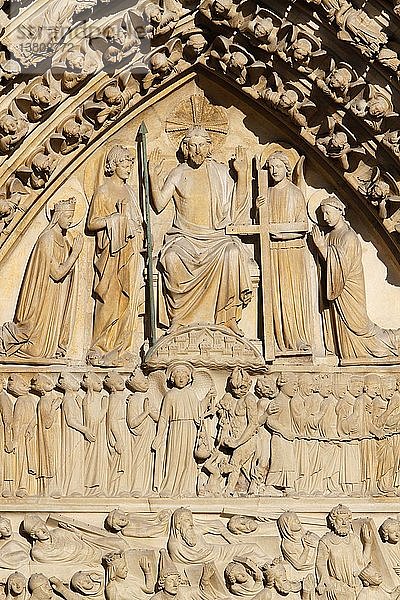 Kathedrale Notre-Dame de Paris  Portal des Jüngsten Gerichts Jesus Christus und die gekrönte Jungfrau Maria  der Heilige Johannes und die Engel  die die Instrumente der Passion tragen  der Heilige Michael  der die Seelen wiegt  Auferstehung der Toten.