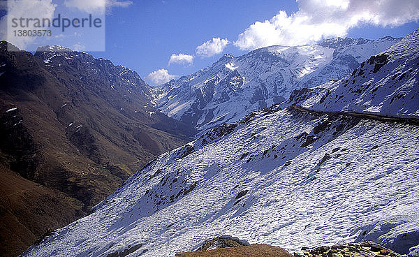 Schneebedeckte Berggipfel im Jebel Toubkal-Gebirge  Atlasgebirge  in der Nähe von Imlil  Marokko