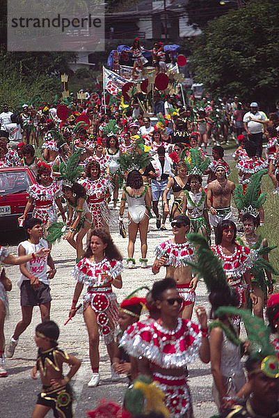 Menschen tanzen auf den Straßen  Karneval in Kingston  Jamaika