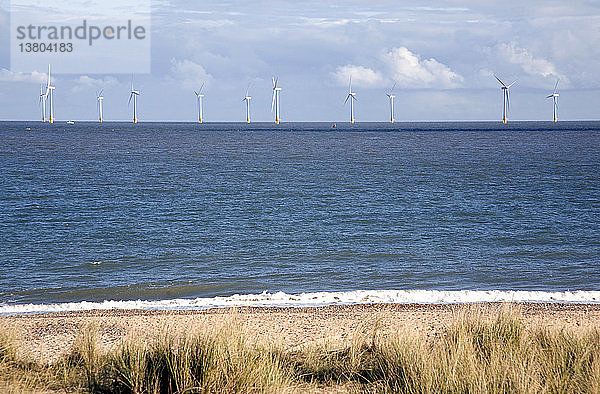 Offshore-Turbinen  Windpark Scroby Sands  gesehen von Caister  Norfolk  England